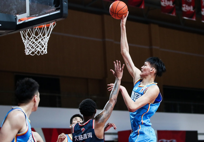 包含太阳签下自由市场中锋，弥补内线短板的词条