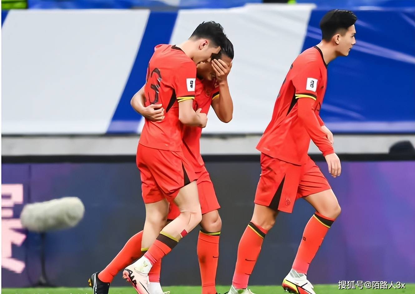 包含国足生死战2-1绝杀！晋级18强赛希望重燃的词条